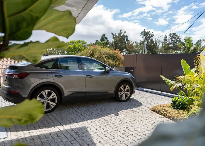 Blue Boat By Madeira פונשל