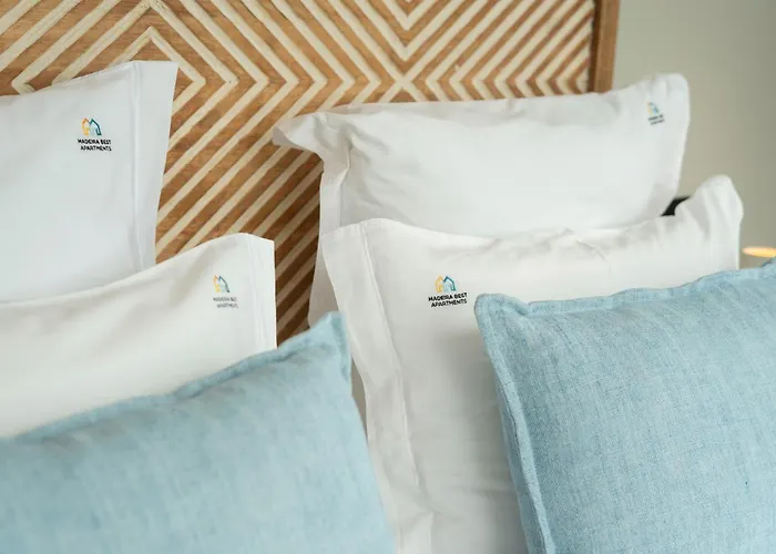 Blue Boat By Madeira פונשל